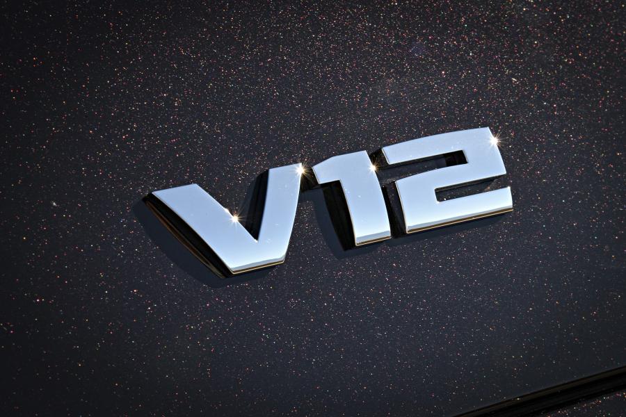 Логотип BMW M760Li xDrive V12 Excellence (G12) 2017 года  (WW) (фото 34 из 40)